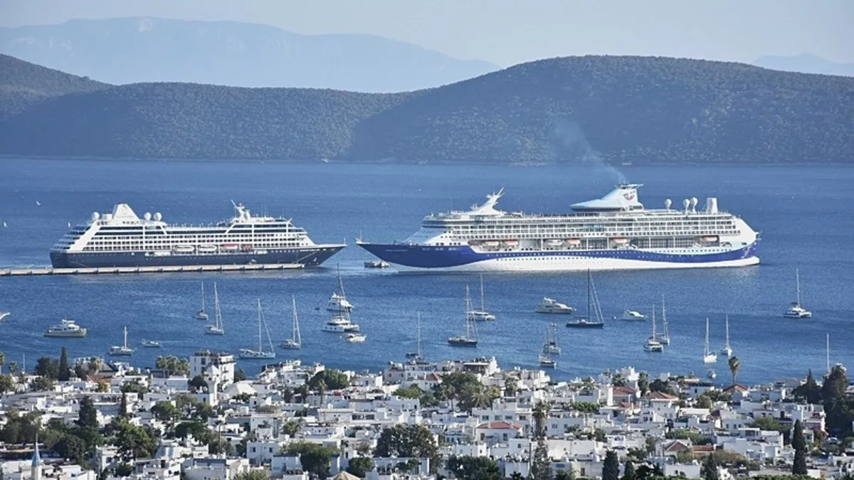 Marmaris'e iki kruvaziyer 930 yolcu getirdi