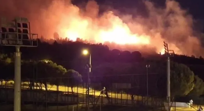 izmirde-yangin-alevlerle-mucadele-suruyor-bir-mahalle-bosaltildi-1718921439852.jpg İzmir'de 2 noktada yangın! Alevlerle havadan ve karadan mücadele | Bir mahalle boşaltıldı - 3