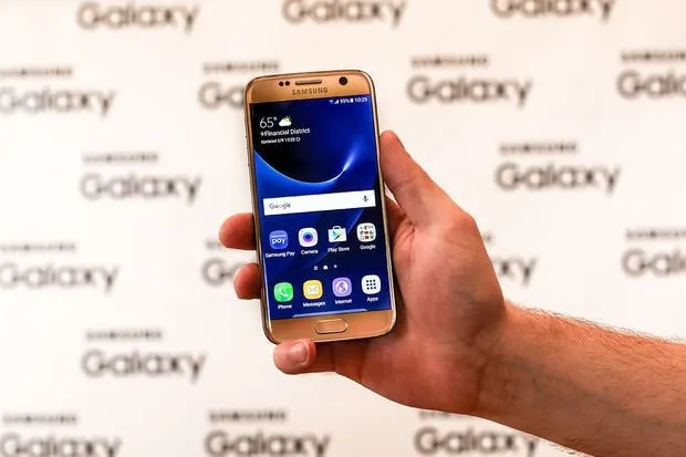 Pembe altın renkli Samsung Galaxy S7 ve S7 edge