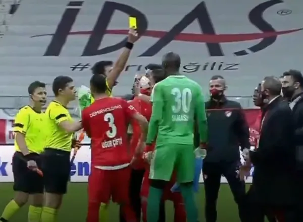 telefonundan-pozisyonun-gol-olmadigini-gosterince-kirmizi-kart-gorerek-oyundan-atildi-besiktas-sivasspor-macindaki-o-gergin-anlar-1609179022322.jpg Telefonundan pozisyonun gol olmadığını gösteren Hakan Arslan kırmızı kart görerek oyundan atıldı! Beşiktaş-Sivasspor maçındaki o gergin anlar... - 1