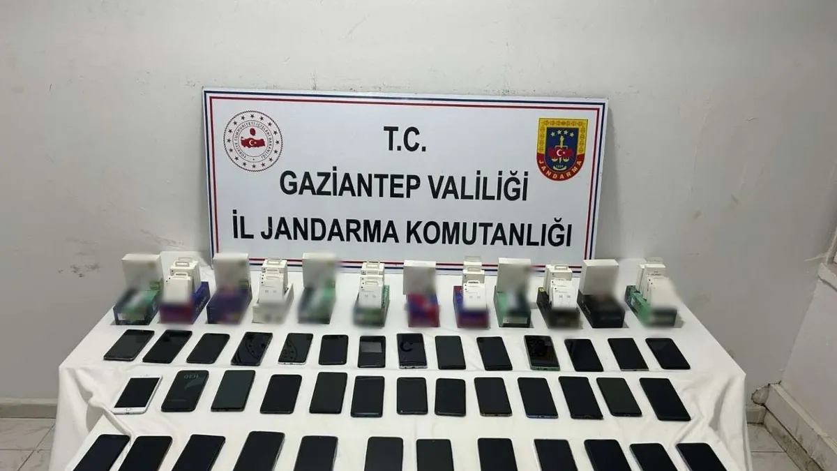 Gaziantep'te 2,7 milyon TL değerinde kaçak telefon ele geçirildi: 2 gözaltı