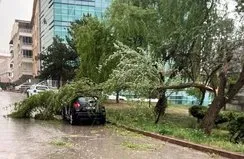 Ankara’da yollar göle döndü ağaçlar devrildi!