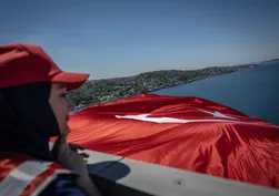 15 Temmuz Şehitler Köprüsü'ne Türk bayrağı asıldı