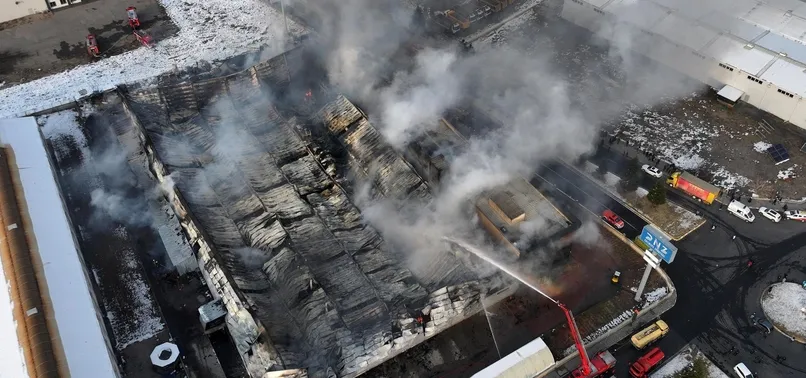 Kayseri’de mobilya fabrikasında yangın! Acı haber geldi