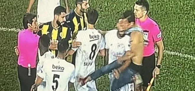 Sahaya giren Ankaragücü taraftarı Beşiktaşlı futbolcuya tekme attı
