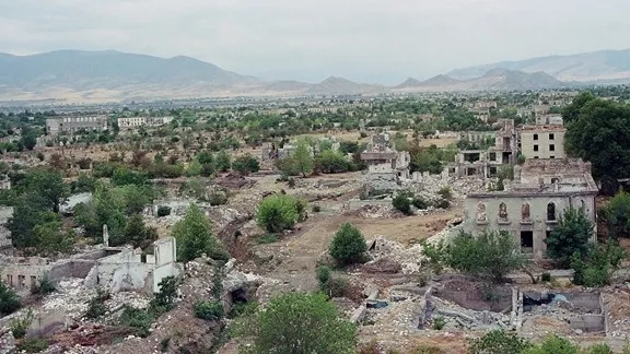 azerbaycan-ordusu-agdama-yerlesiyor-yola-cikan-askerler-sevgi-seli-ile-karsilasti-1605797928623.jpg