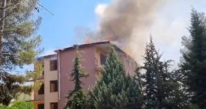 Diyarbakır ’da boş binanın çatısı yandı