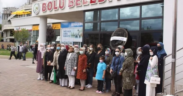 1630588458996.jpg Skandal imalarda bulunan CHP'li Özcan'a karşı protesto! Siyah çelenk bıraktılar - 2