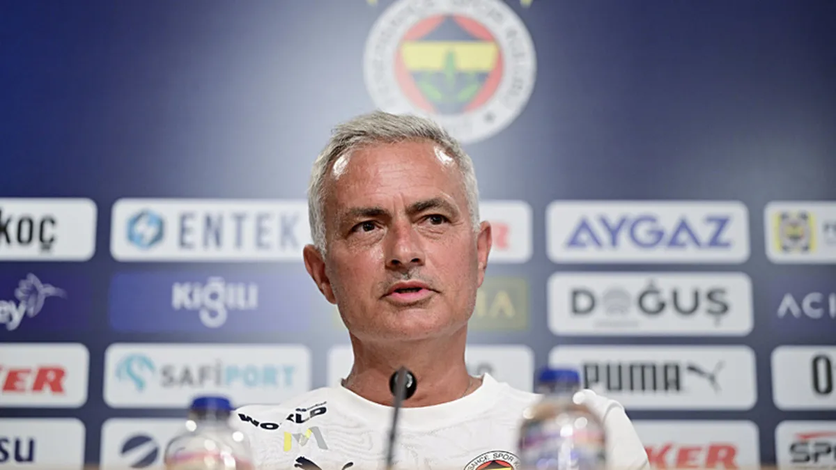 Jose Mourinho'dan Galatasaray ve Okan Buruk'a olay gönderme: Kart görmeyebiliyor...