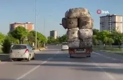 Çuval yüklü kamyonetlerin tehlikeli yolculuğu