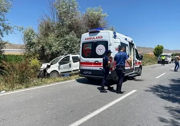 Kayseri'de 2 hafif ticari araç çarpıştı! Acı haber