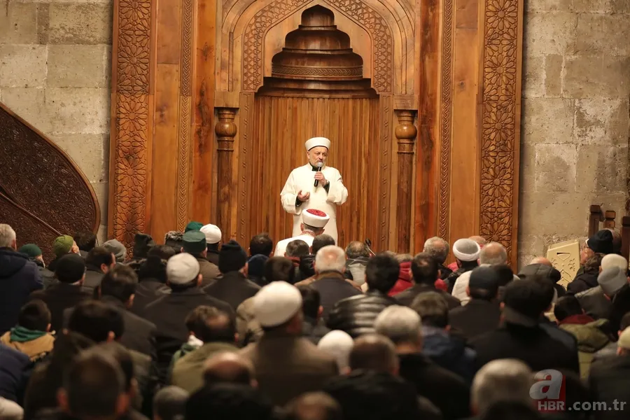 Tüm Türkiye depremde vefat edenler için ellerini semaya kaldırdı 17