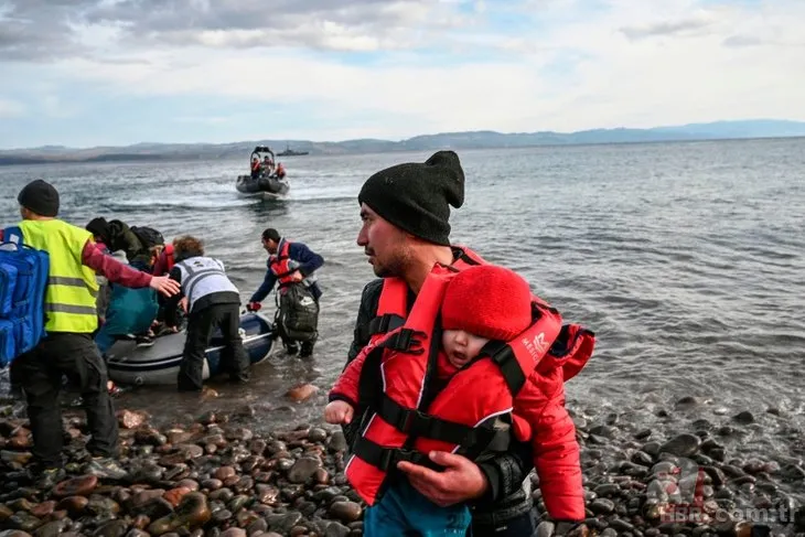 Kapılar açıldı! Göçmenleri taşıyan ilk bot Yunanistan’a ulaştı!