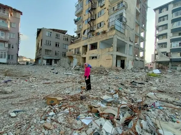 her-gun-geldigi-enkaz-bolgesinde-komsulari-ve-arkadaslari-icin-gozyasi-dokuyor-komsularim-halkimiz-yasasaydi-d-1684226462905.jpg Her gün geldiği enkaz bölgesinde, komşuları ve arkadaşları için gözyaşı döküyor: Komşularım, halkımız yaşasaydı da...