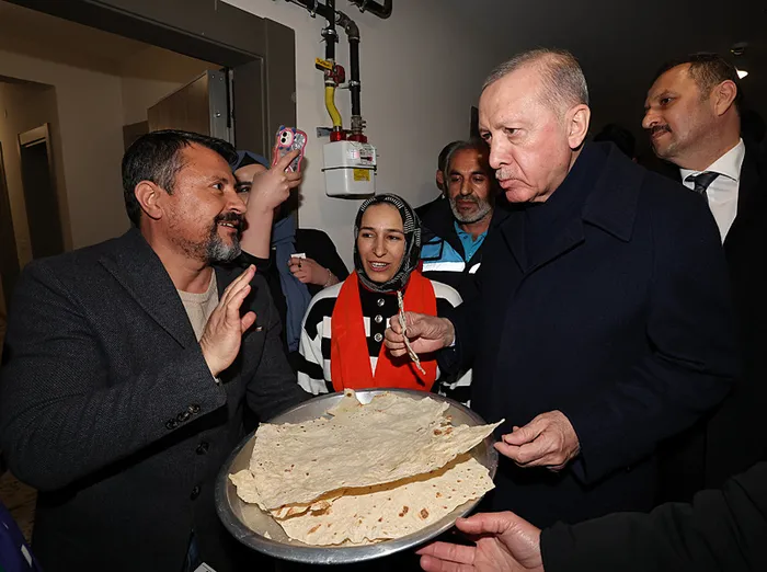 Asrın felaketinden asrın birlikteliğine! Başkan Erdoğan’dan esnafa ve depremzede Karakuş ailesine ziyaret