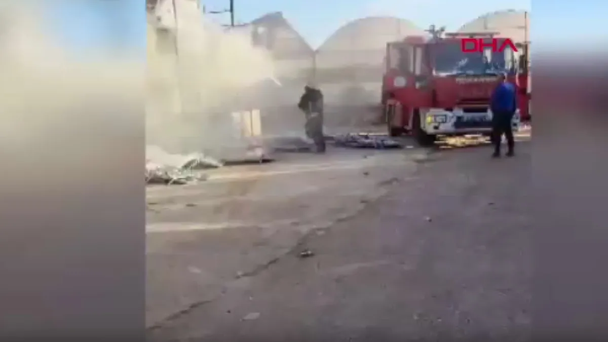 Antalya'da bahçe mobilyalarının bulunduğu depoda yangın! Eşyalar küle döndü