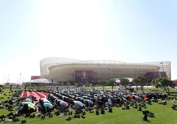 Dünya Kupası'nda muhteşem cuma görüntüsü! Stat çevresinde binlerce insan namaz kıldı