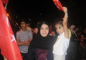 Anneler çocuklarının geleceği için meydanlarda