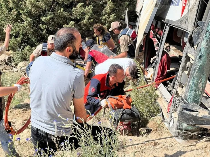Kars’ta korkunç kaza! Yolcu otobüsü Karakurt Viyadüğü’nden aşağı uçtu! Ölü ve yaralılar var