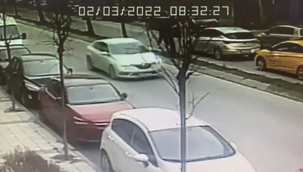 kagithanede-maganda-dehseti-cocuklu-kadinin-otomobilinin-onunu-kesip-1650872615362.jpg Kağıthane’de maganda dehşeti! Çocuklu kadının otomobilinin önünü kesip… - 3