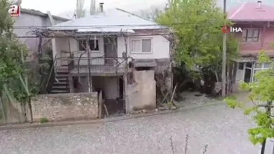 Yağmur sonrası yola kayalar düştü!