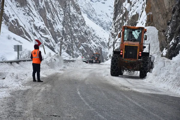 1643124235800.jpg Yol temizlenirken çığ düştü! Kar küreme ekipleri tehlike atlattı! İşte o anlar... - 5
