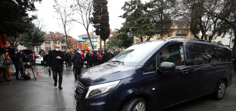 Fatih Terim veda için Florya'da! Taraftar meydanı doldurdu