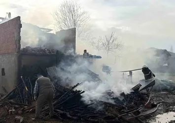 Ahırda çıkan yangın, evin çatısına sıçradı