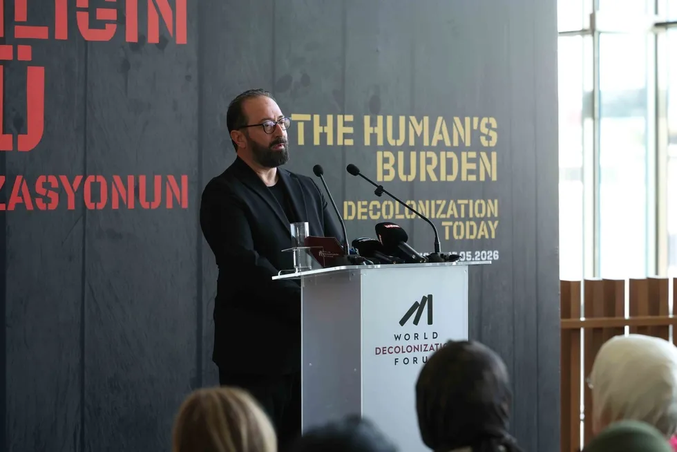 world-decolonization-forum-insanligin-yuku-dekolonizasyonun-bugunu-sergisi-ile-basladi-1778336546381.jpg Serginin küratörü Hasan Mert Kaya (Foto: ahaber.com.tr)