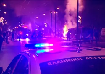 Atina’da troleybüse molotoflu saldırı
