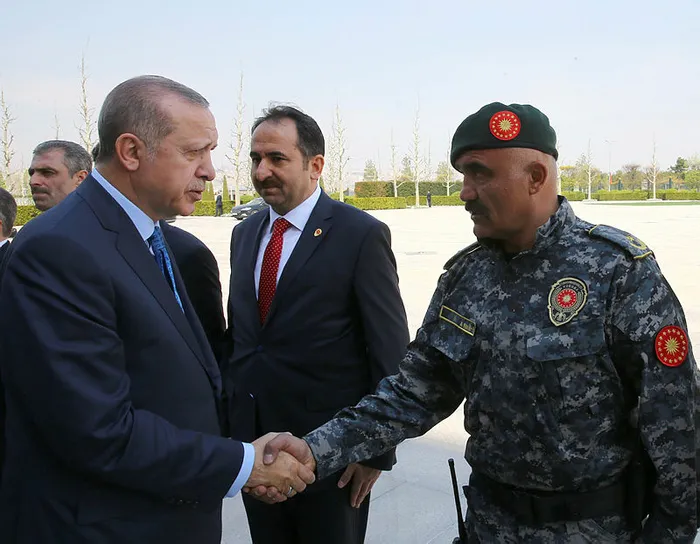 baskan-erdogandan-sehit-hayrettin-erenin-ailesine-taziye-ziyareti-1645646371372.jpg Başkan Erdoğan'dan şehit Hayrettin Eren'in ailesine taziye ziyareti - 5