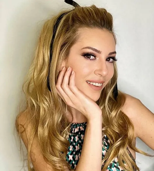 Sefirin Kizi Nin Yildizi Edip Tepeli Nin Esi Aysecan Tatari Nin Karni Burnunda Pozuna Begeni Yagdi