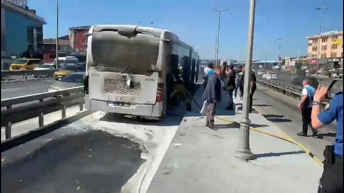 Metrobüste yangın paniği! Seferler aksadı