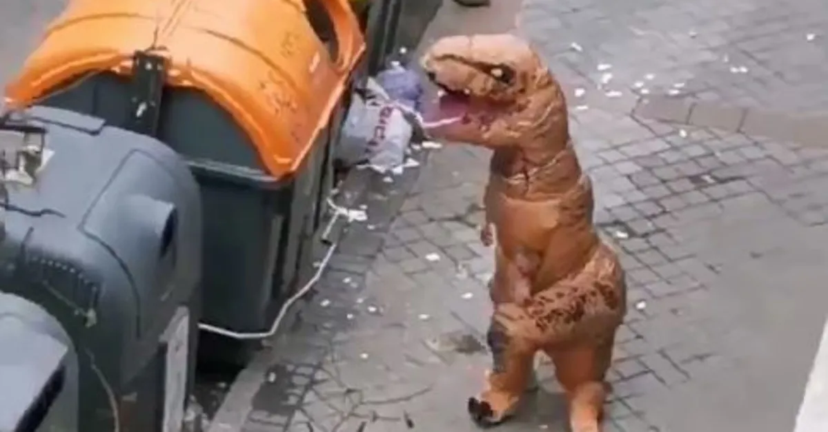İtalya sokaklarında ilginç görüntü! Koronavirüsten korunmak için dinazor kostümüyle çöp atmaya gitti |Video