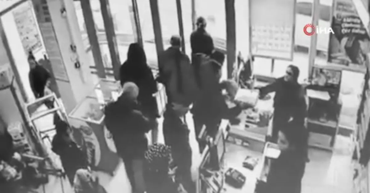 Korku dolu anlar! Araç markete daldı