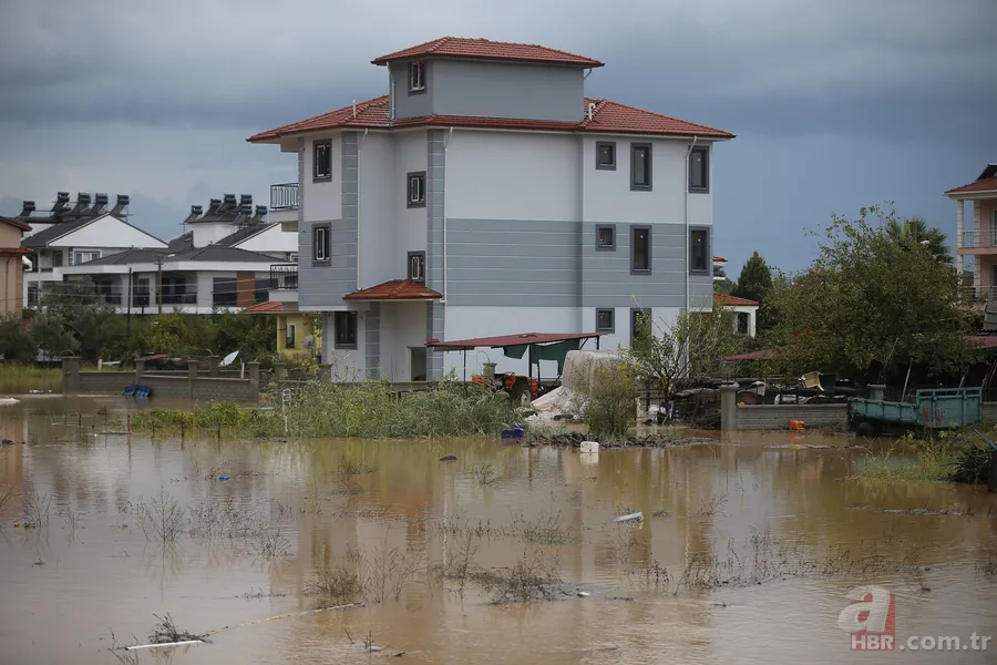 Muğla'da sağanak hayatı felç etti! Dalaman'da dere taştı, evler sular altında kaldı 9