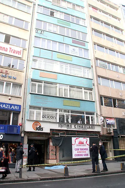 İstanbul’da 6'ncı kattan düşen kadın hayatını kaybetti! Oğlu fenalık geçirdi - 3