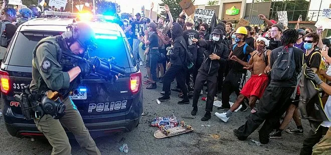 ABD’nin Atlanta kentinde sokaklar karıştı! Protestocular restoranı ateşe verdi