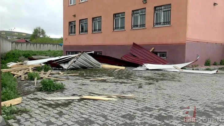 Ardahan’da şiddetli fırtına: Ağaçlar ve direkler devrildi çatılar uçtu