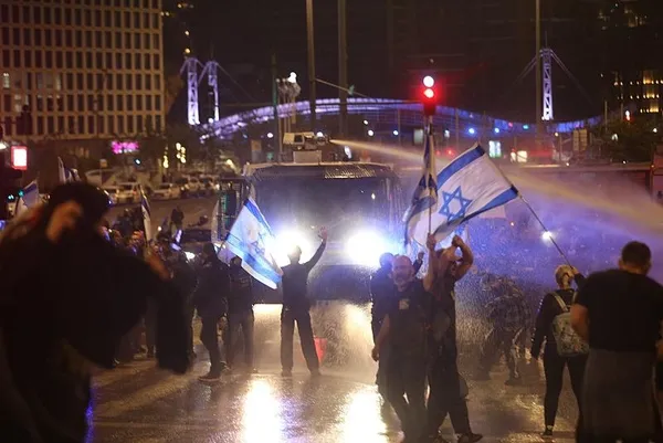 israilde-yuzlerce-kisi-katil-netanyahunun-istifasi-icin-toplandi-1708814510255.jpeg Tel Aviv'de Netanyahu'ya istifa çağrısı! Yüzlerce vatandaş sokaklara döküldü: "Herkes biliyor ki sen suçlusun" - 4