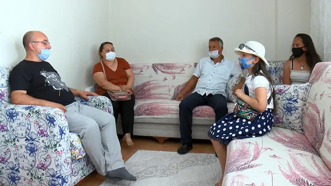 Koronavirüs gölgesinde maskeli ve sosyal mesafeli ev bayramlaşması - 1