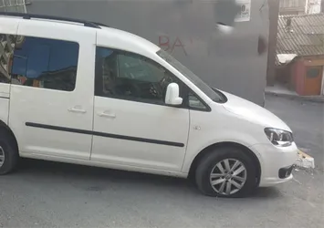 Beyoğlu’nda gece onlarca aracın lastiği kesildi