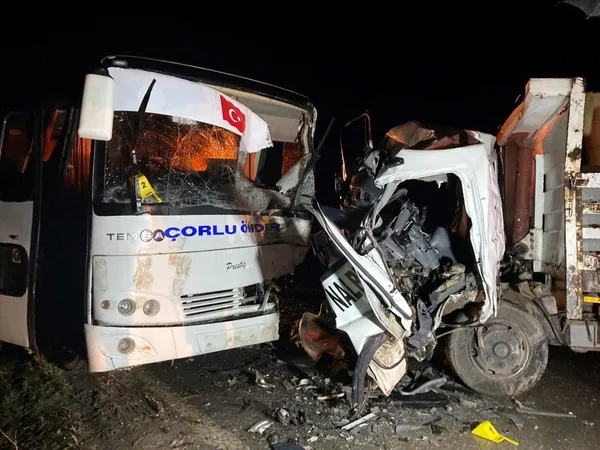 tekirdagda-isci-servisiyle-kamyonet-kafa-kafaya-carpisti-1-olu-20-yarali-1673386244337.jpg Tekirdağ’da büyük kaza! İşçi servisiyle kamyonet kafa kafaya geldi: 1 ölü 20 yaralı! - 4