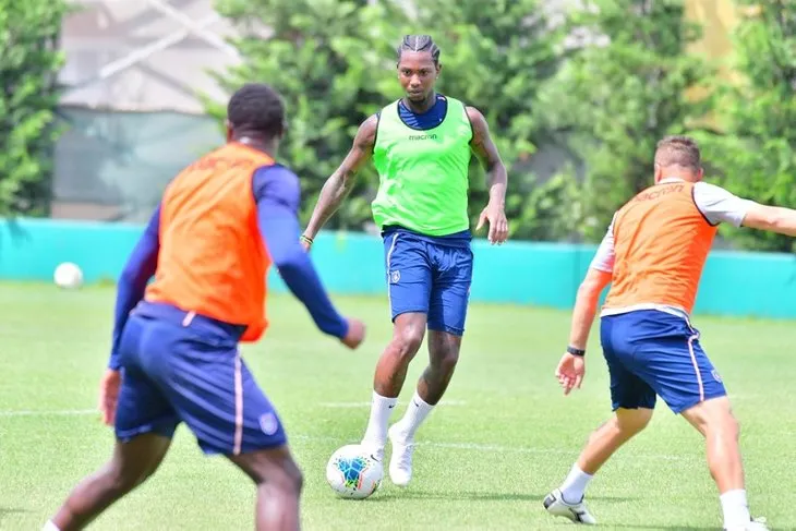 Medipol Başakşehir'e Eljero Elia'dan kötü haber!