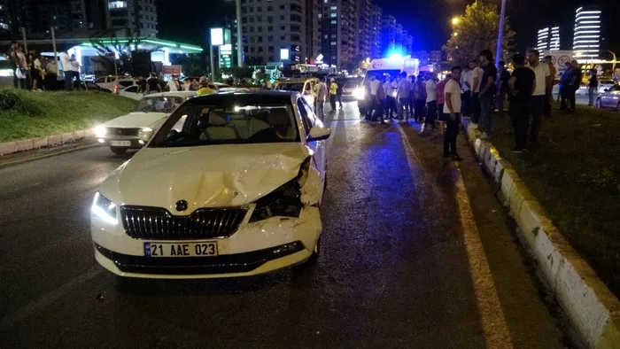 Diyarbakır’da yayaya çarpmamak için yavaşladı! Arkadan araç çarpınca yayaların üzerine uçtu - 2