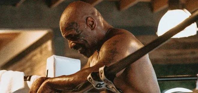 Mike Tyson uçakta kendini rahatsız eden kişiyi dövdü! İşte Tyson’ın yumrukladığı o anlar