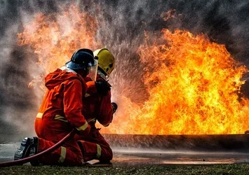 Ümraniye'de iki katlı ev alev alev yandı