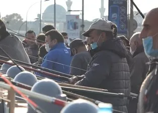 Unkapanı Köprüsü'nde koronavirüs tedbirleri hiçe sayıldı! Koronavirüse olta attılar