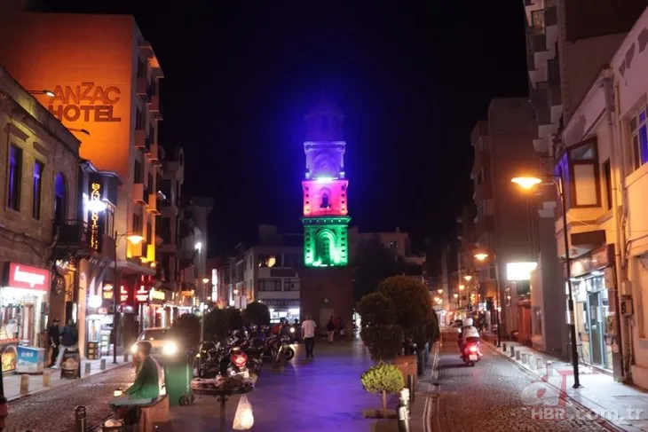 Çanakkale’de Saat Kulesi Azerbaycan bayrağı renklerine büründü