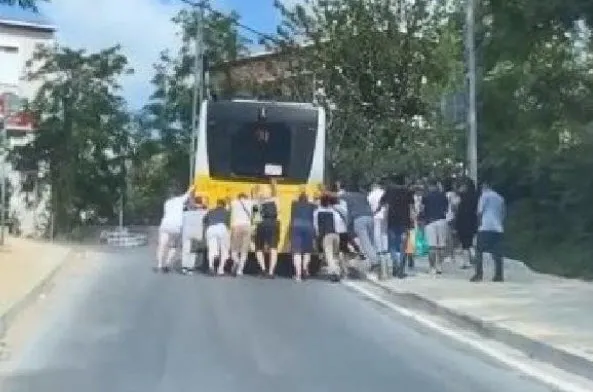 İstanbul’un bitmek bilmeyen çilesi! Metrobüs yarı yolda arıza yaptı